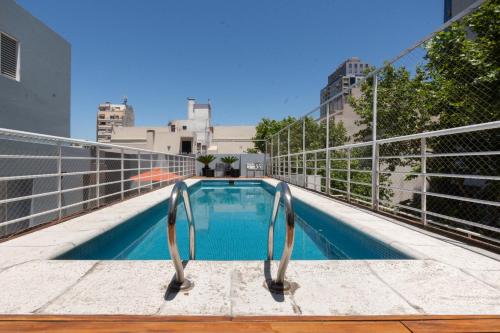 布宜诺斯艾利斯毕斯巴勒莫酒店的建筑物屋顶上的游泳池
