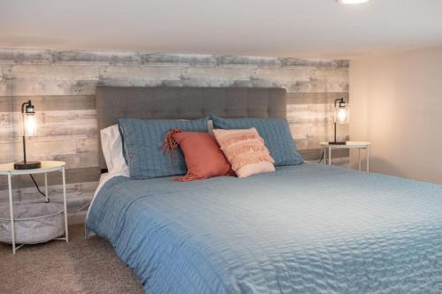 圣路易斯-奥比斯保Peaceful Tiny Home with Two Queens and Loft的一间卧室配有一张带蓝色床单和枕头的床。
