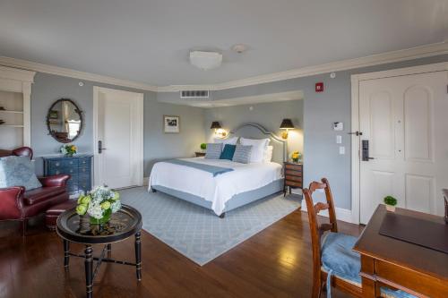 旧塞布鲁克Saybrook Point Resort & Marina的一间卧室设有一张床和一间客厅。