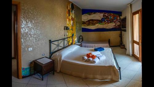卡皮塔纳villa Orchidee Sardegna的一间卧室配有带毛巾的床