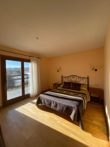 Ger卡尔马蒂酒店的一间卧室设有一张床和一个大窗户