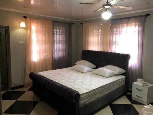 弗里敦Well presented apartment with 2 master bedrooms.的卧室内的一张带两个枕头的床