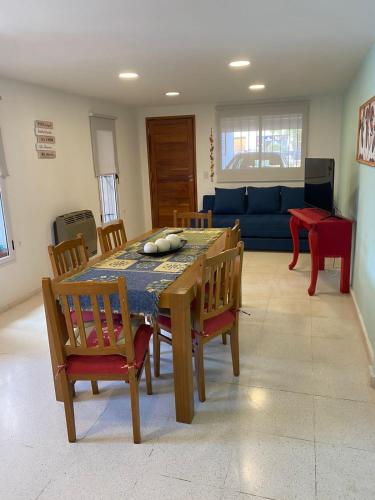 维拉卡洛斯帕兹La Casa de Mabel的客厅配有餐桌和椅子