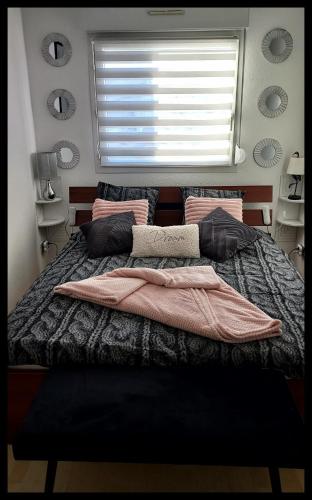 马尔科勒塞姆La Nomade的一间卧室设有一张大床和窗户