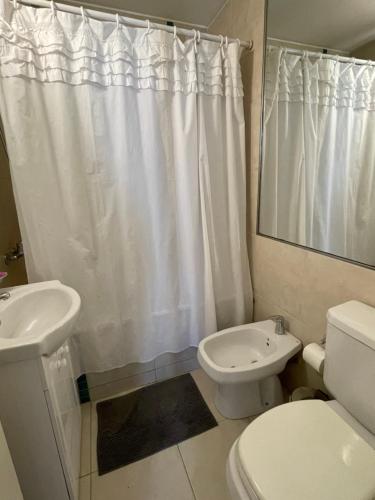 科尔多瓦巴尔卡斯豪华公寓的白色的浴室设有卫生间和水槽。