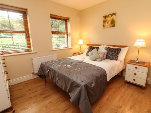 波弗特Rocklands House的一间卧室设有一张大床和两个窗户。