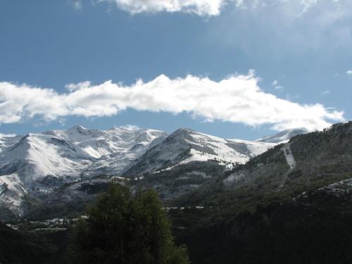 奥瑞斯Chalet de l'Infernet的远处的山脉,有积雪覆盖的山脉