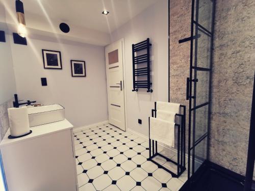 切哈努夫Apartament 34的白色的浴室设有水槽和卫生间。
