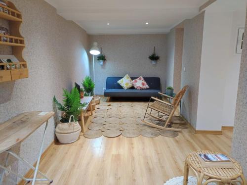 里斯本Pateo das Parreiras Apartment Central Lisbon的客厅设有蓝色的沙发和木地板
