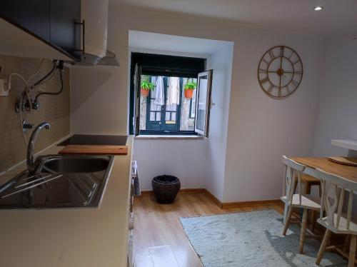 里斯本Pateo das Parreiras Apartment Central Lisbon的厨房设有水槽和窗户。