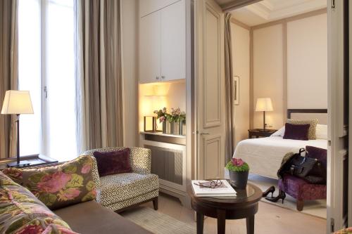 巴黎游乐场酒店的酒店客房配有床、沙发和桌子。