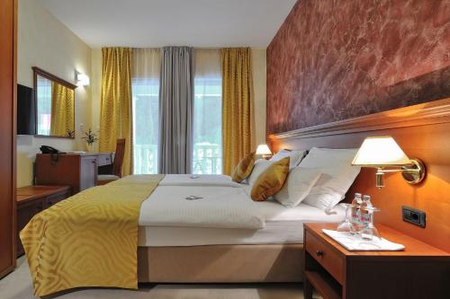 斯塔里格勒Waterfront Villa Antica, Cheerful 8 bedrooms with pool-Luxury is personal的一间设有大床和窗户的酒店客房