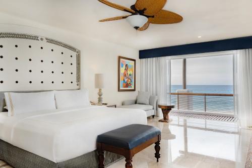 圣何塞德尔卡沃Marquis Los Cabos, an All - Inclusive, Adults - Only & No Timeshare Resort的卧室配有白色床,享有海景