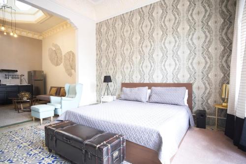 巴拿马城AmazINN Places Rooftop and Jacuzzi VIII的卧室配有一张床和行李箱。