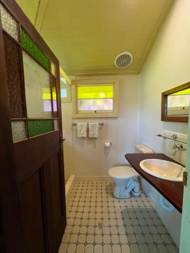 宁宾格雷古姆旅馆的一间带卫生间和水槽的浴室
