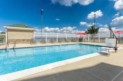 格拉森维尔安纳波利斯东部-肯特岛智选假日酒店的一个带椅子和白色围栏的游泳池