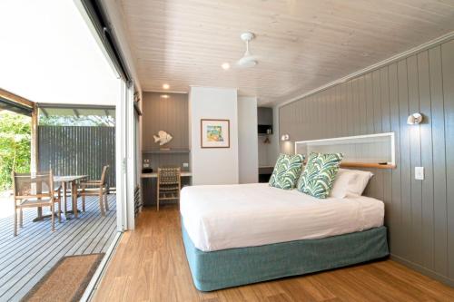 米申海滩The Bungalows的一间卧室设有一张床和一间用餐室
