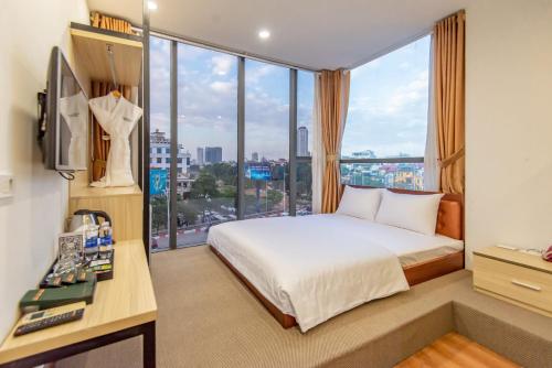 河内Coco Hotel Cau Giay的酒店客房设有一张床和一个大窗户