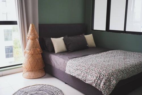 塞贝维Loft Style Duplex w/ Ultimate lakeview @ Sawtelle的一间卧室设有一张床和一个窗口