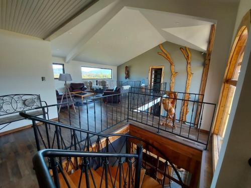 百内三塔Morrena Lodge的带楼梯的房间,设有客厅