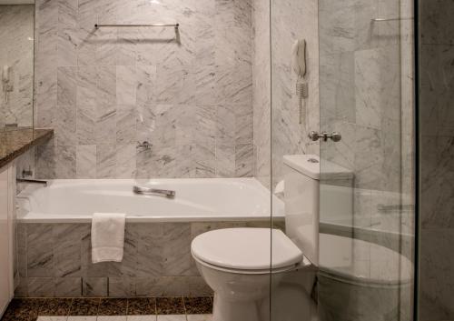 悉尼Quay West 1301 Self- Catering的带浴缸、卫生间和淋浴的浴室。