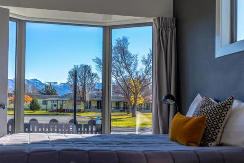 特威泽尔克罗尼尔汽车旅馆的一间卧室设有蓝色的床和大窗户