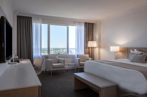 克利夫兰克利夫兰洲际酒店的酒店客房设有一张床和一个大窗户