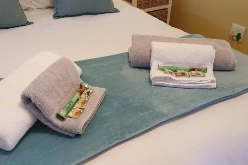 塞昆达Jakaranda Cabin - Self Catering Apartment的床上有毛巾的床