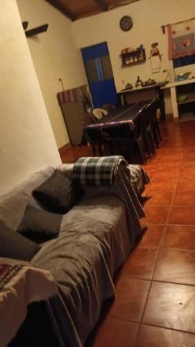 Hostal El Calvario del Bosque, Aldea Las Cruces, Cobán的带沙发和钢琴的客厅