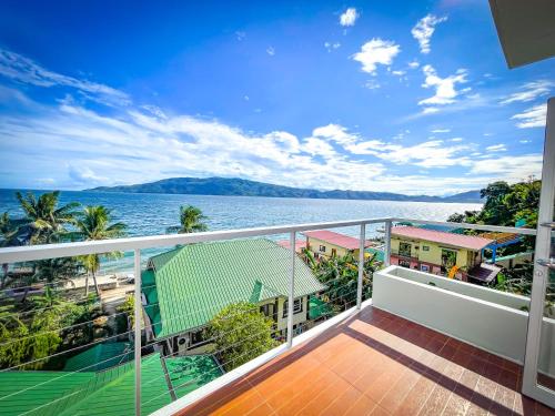 马比尼Anilao Ocean View Guest House的享有水景的阳台