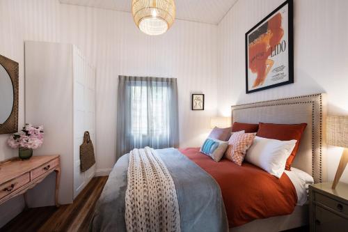 戴尔斯福特Stockton House的一间卧室配有一张带橙色毯子的大床