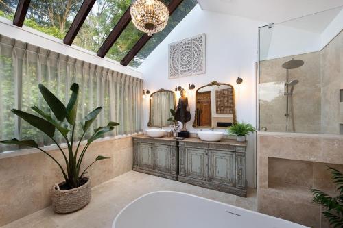 戴尔斯福特Stockton House的一间带两个盥洗盆和大镜子的浴室