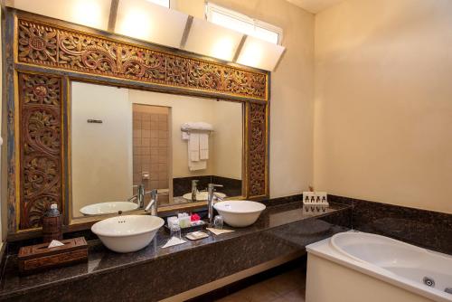 马林迪非洲钻石梦酒店的一间带两个盥洗盆和大镜子的浴室