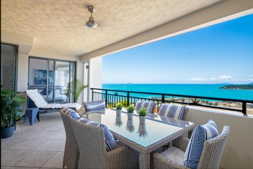 埃尔利海滩Pinnacles的一个带桌椅的庭院和大海