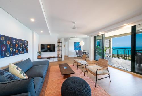 埃尔利海滩Pinnacles的客厅配有蓝色的沙发和椅子