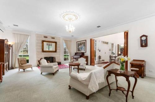 特拉拉尔根蒙特福特庄园酒店的客厅配有家具和吊灯。