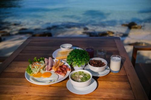 库德岛库德岛暹罗海滩度假村的海滩上的早餐盘餐桌
