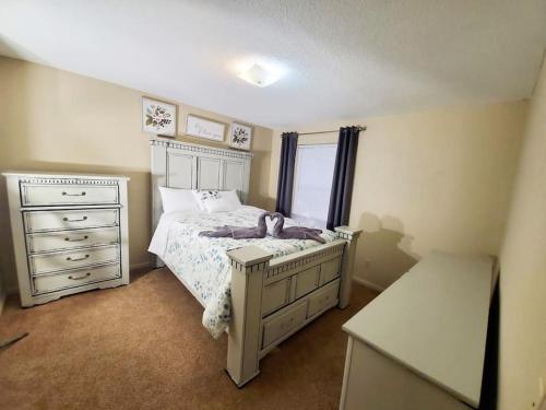 安德森The Eclectic. Entire Apartment的一间卧室配有带梳妆台和窗户的床。