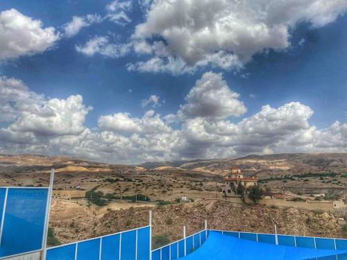 安曼Aqua Blue Villa-Dead Sea, Jordan的网球场享有山脉美景