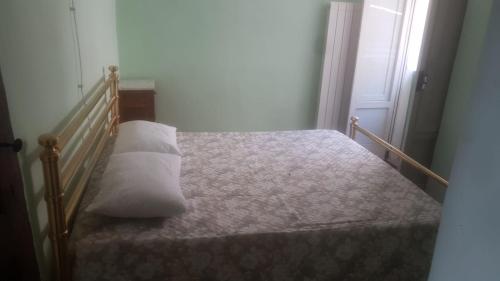 蒙特堡Casa Vacanze的一间卧室配有一张带白色枕头的床
