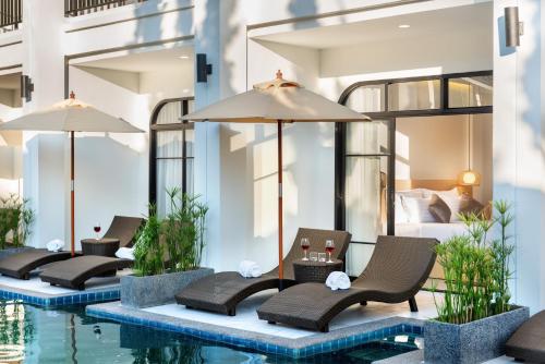 拜县艾派酒店的酒店客房带游泳池和一张床