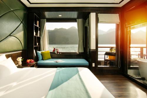 下龙湾Peony Cruises的一间卧室,卧室配有床,船上设有窗户