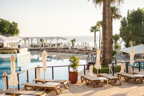 普罗塔拉斯黄金海岸酒店 的一个带游泳池和海滩的度假胜地