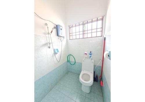 太平Air-home No 9 Kampung Boyan, 4BR, 9pax, Netflix的一间带卫生间和淋浴间的浴室