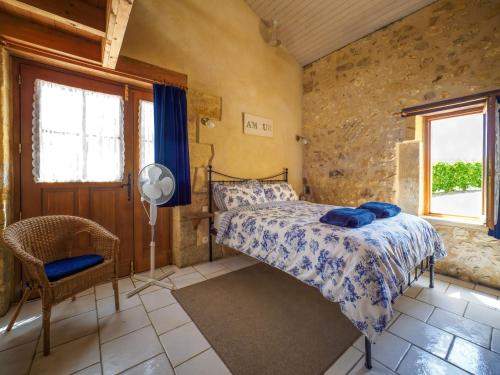 LalindeLe Nid de Faucons的一间卧室设有一张床和一个窗口