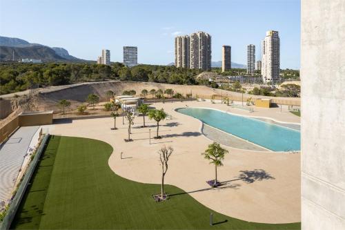 贝尼多姆InTempo Luxury Sky View & Spa Resort的享有棕榈树游泳池的顶部景致