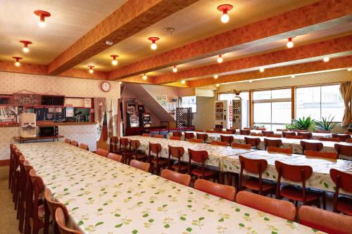 小谷村社森旅馆的一个带桌椅的大型宴会厅