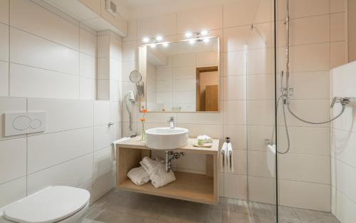 科尔德拉诺Hotel Bamboo的一间带水槽、淋浴和卫生间的浴室