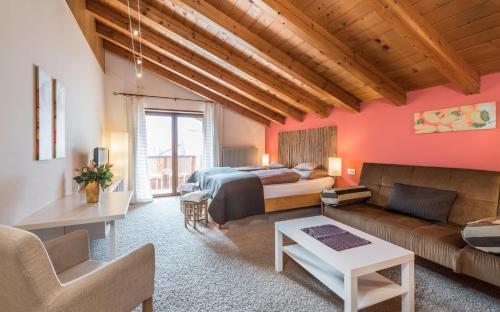 科尔德拉诺Hotel Bamboo的一间卧室配有一张床,客厅配有沙发