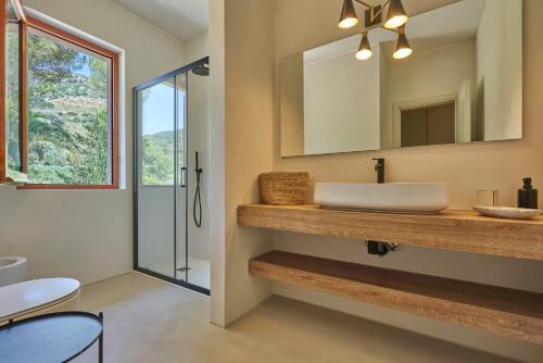 卡波利韦里Villa Elle Exclusive Isola d'Elba的一间带水槽和镜子的浴室